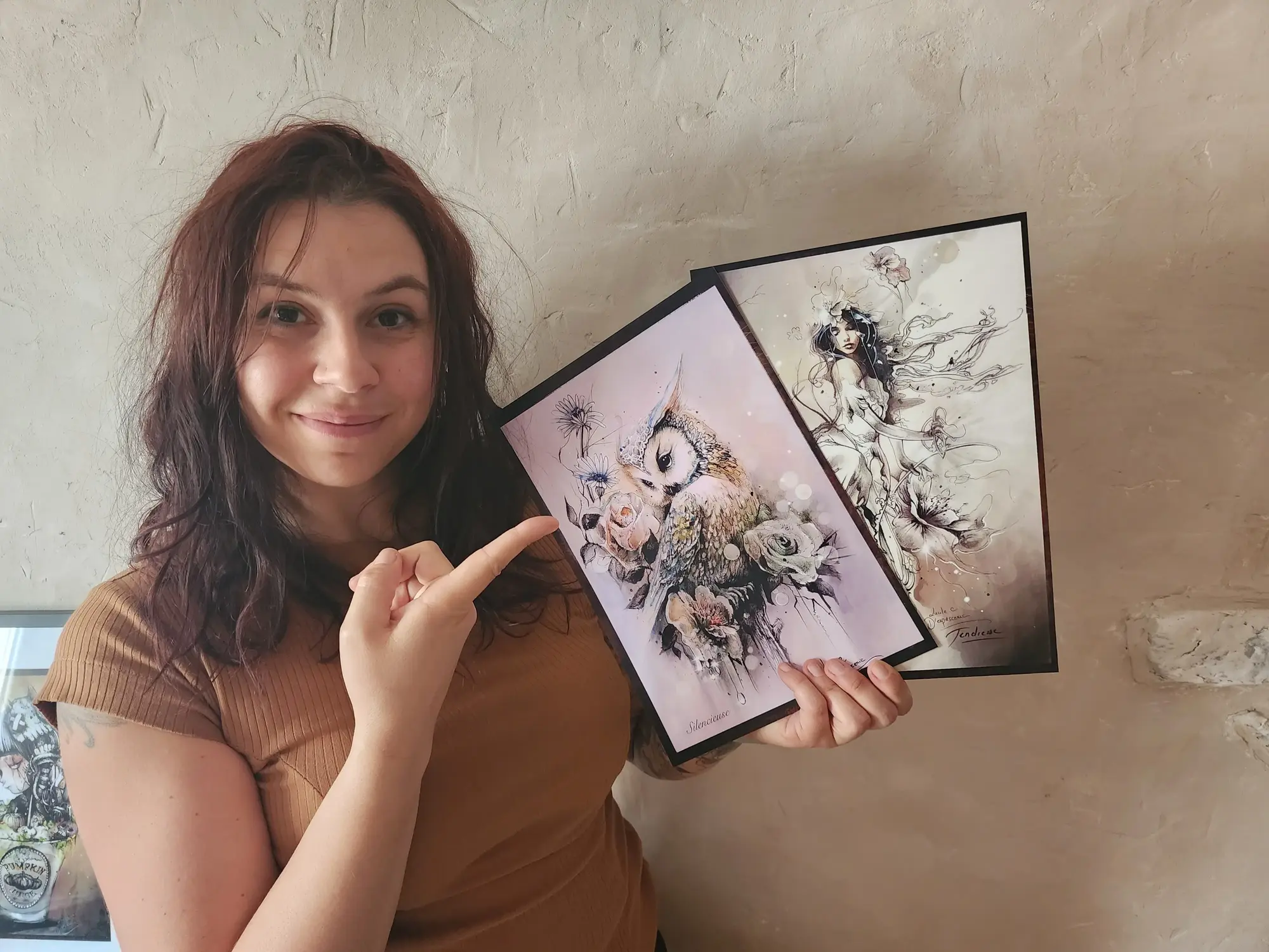 Lucile présentant deux de ses prints - artiste Espascenic avec ses créations