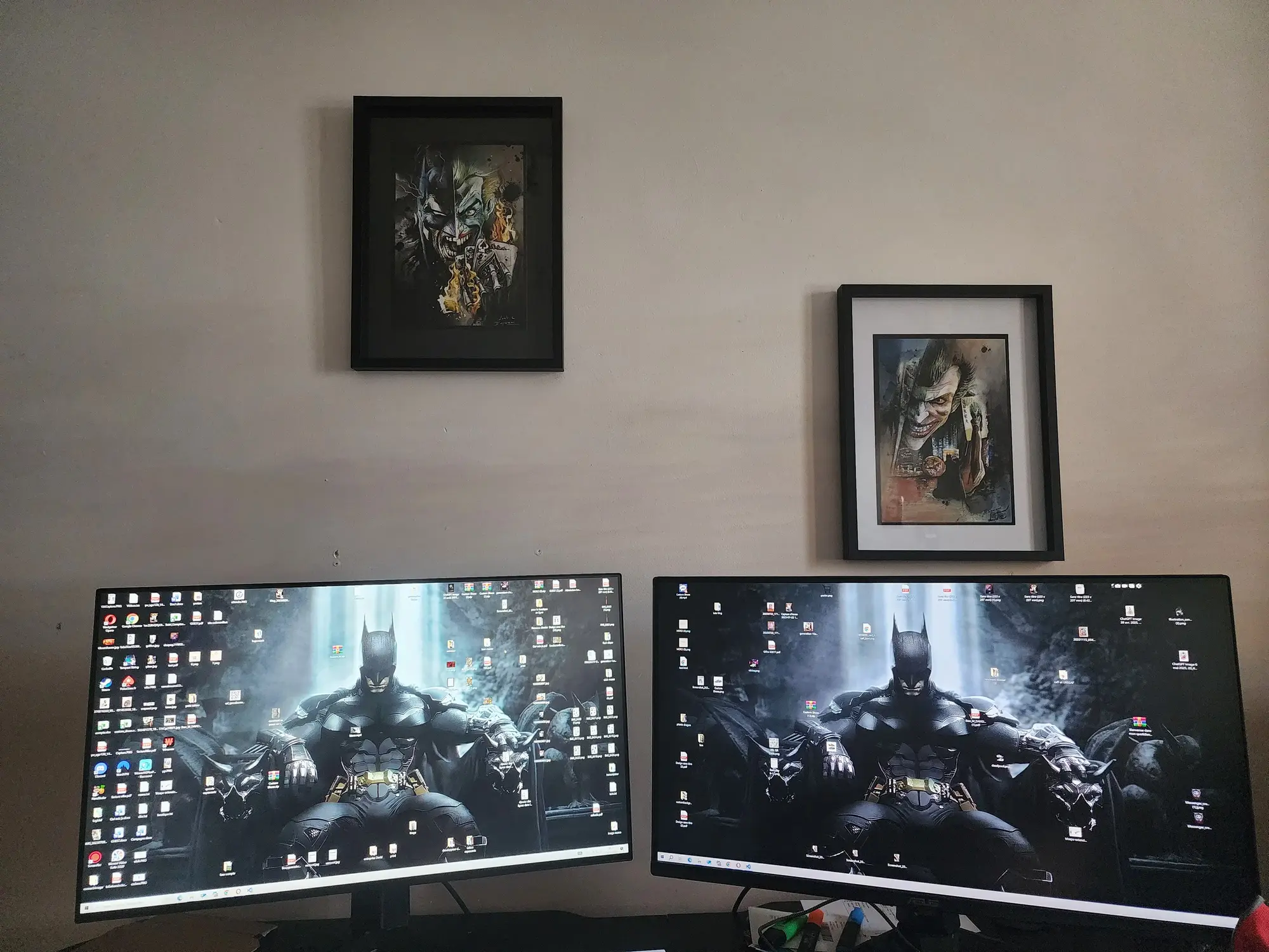 Collection de prints Batman dans un bureau - créations Lucile Espascenic - art prints superhero