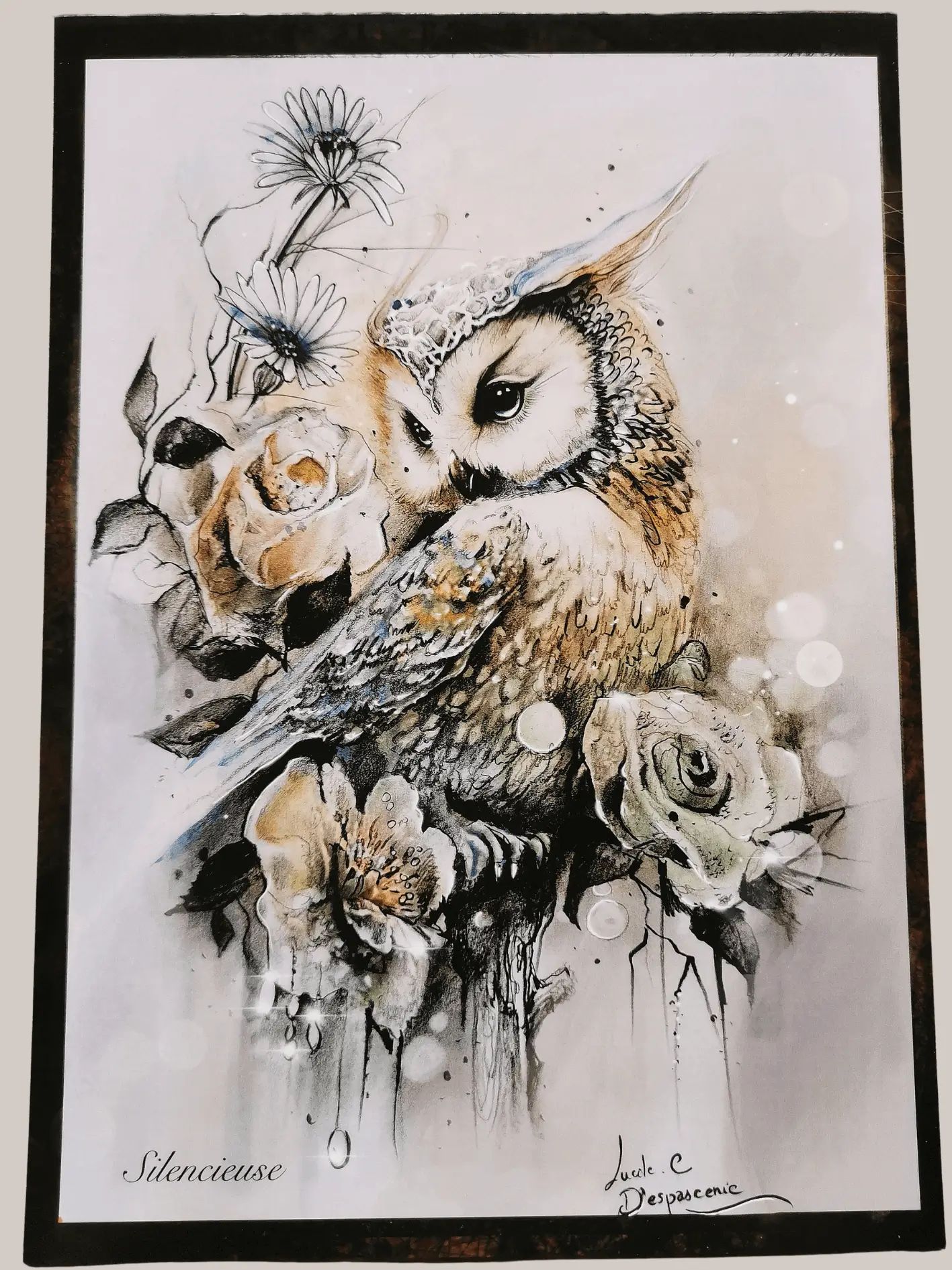 Silencieuse - Illustration d'une chouette et de roses en sépia, art animalier et romantique - Print Lucile Espascenic Tattoo