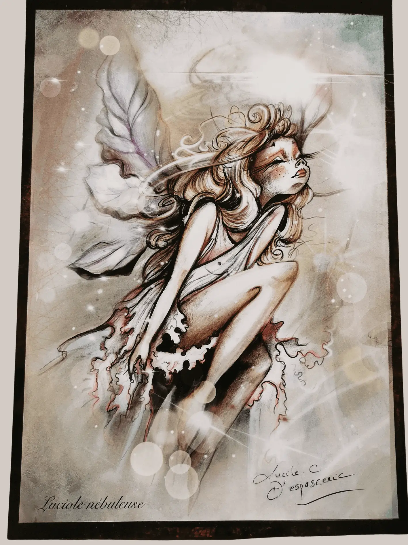 Luciole Nébuleuse - Illustration de fée endormie, fantaisie douce, lumière et bokeh - Print Lucile Espascenic Tattoo