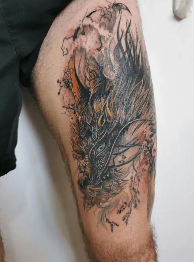 Tatouage tête de dragon sur cuisse - Espascenic