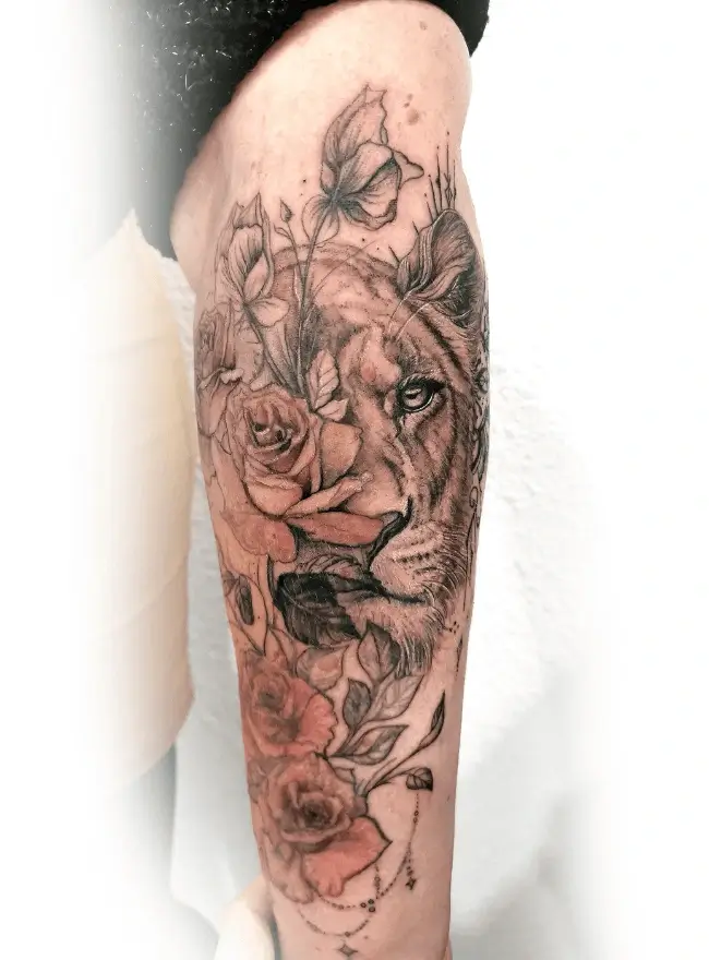 Tatouage lion avec fleur - Espascenic